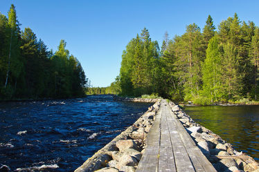 Steg am Fluss Lentuankoski, Finnland
