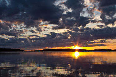 Sonne über dem See Lentua, Finnland