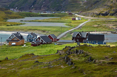 Häuser auf der Halbinsel Veines, Norwegen