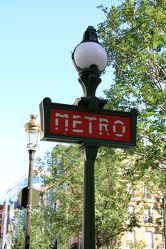 Metro Hinweisschild in Paris