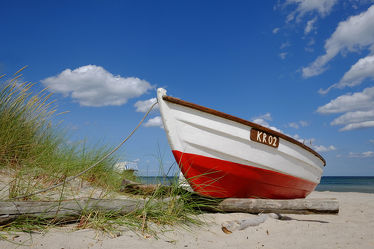Bild mit Urlaub, Sommer, Sonne, Strand, Sandstrand, Schiff, boot, Boote, Ferien, Dünengras, Reisen, Erholung, Ostseeküste