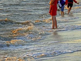 Bild mit Menschen, Wasser, Wellen, Sonnenuntergang, Strand, Küste, Kinder, Frau, Ufer, Mutter