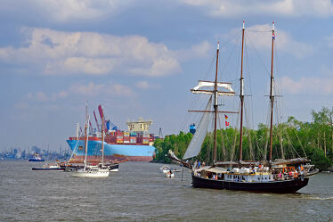 Bild mit Himmel, Wolken, Schiffe, Elbe, Hamburg, Hansestadt, Segler, Containerschiff, Fluß, Stromaufwärts