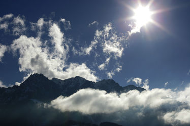 Bild mit Berge, Himmel, Wolken, Blau, Sonne, Licht, farbig, Schatten, Sanft, Wolkenspiel, sonnig, luftig, Bergspitze, Farbfotografie