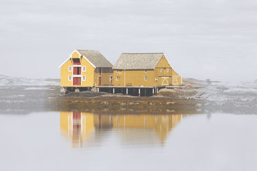 Bild mit Natur, Gewässer, Haus, Haus am See, Am Meer, Am Wasser, Am See, Norden, gelbes Haus