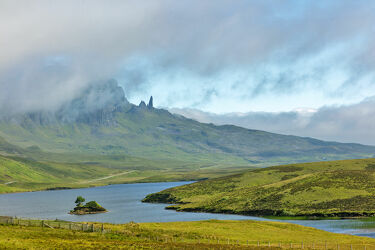 Bild mit Natur, Wolkenhimmel, Landschaft, See, Schottland, Gebirge, Hochnebel, Isle of Skye, Grasland, old man of storr