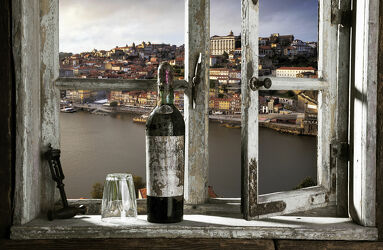Bild mit historische Altstadt, Fluss, Fensterblick, Portugal, holzfenster, aussicht, rotweinflasche, porto, Unesco Weltkulturerbe, douro