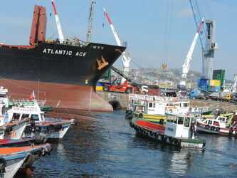 Bild mit Wasser, Schiffe, Häfen, Meer, Boote, Fischerboote, Chile, Südamerika, Pazifik, Betriebsamkeit
