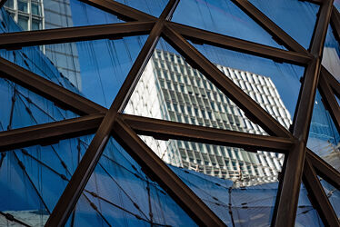 Bild mit Himmel, Architektur, Glas, Licht, Perspektive, Frankfurt am Main, Schatten, Stahl, Durchblick, Bürogebäude