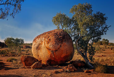 Bild mit Bäume, Landschaft, Steine, Australien, Wüsten, outback, Devils Marbles, Aborigines, Halbwüsten, Stätte