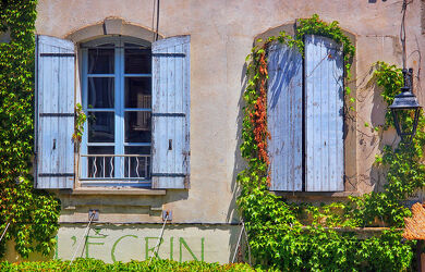 Bild mit Blau, Fenster, Frankreich, Dorf in Frankreich, Idylle, fensterladen, Efeuranke, Hausfassade, Camargue, Arles