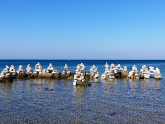 Bild mit Horizont, Meer, Mittelmeer, gestapelte Steine