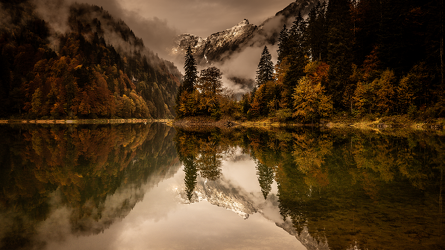 Bergsee im Herbst