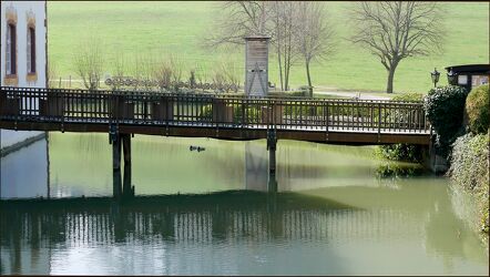 Holzbrücke über den See