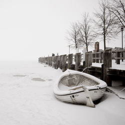 Bild mit Schnee, Ostsee, boot, Kälte, Frost, schwarz weiß, Ostseeküste, Kalt, quadrat