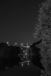 Bild mit Görlitz, Görlitz und Umgebung, Eisenbahnbrücke, Nacht, schwarz weiß, Laternen, Fluss, Wasserspiegelung