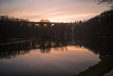 Bild mit Orange, Sonnenuntergang, Görlitz, Eisenbahnbrücke, Wasserspiegelung, Fluss neiße, viadukt