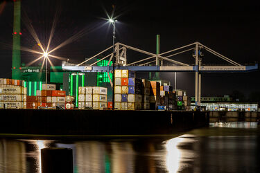 Industriehafen Düsseldorf bei Nacht